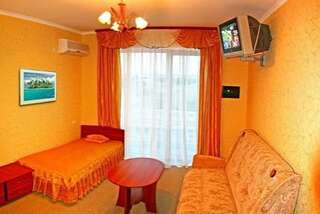 Гостиница Apelsin Hotel Николаевка Двухместный номер с 2 отдельными кроватями и видом на бассейн-1